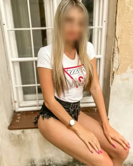 Amira, 31